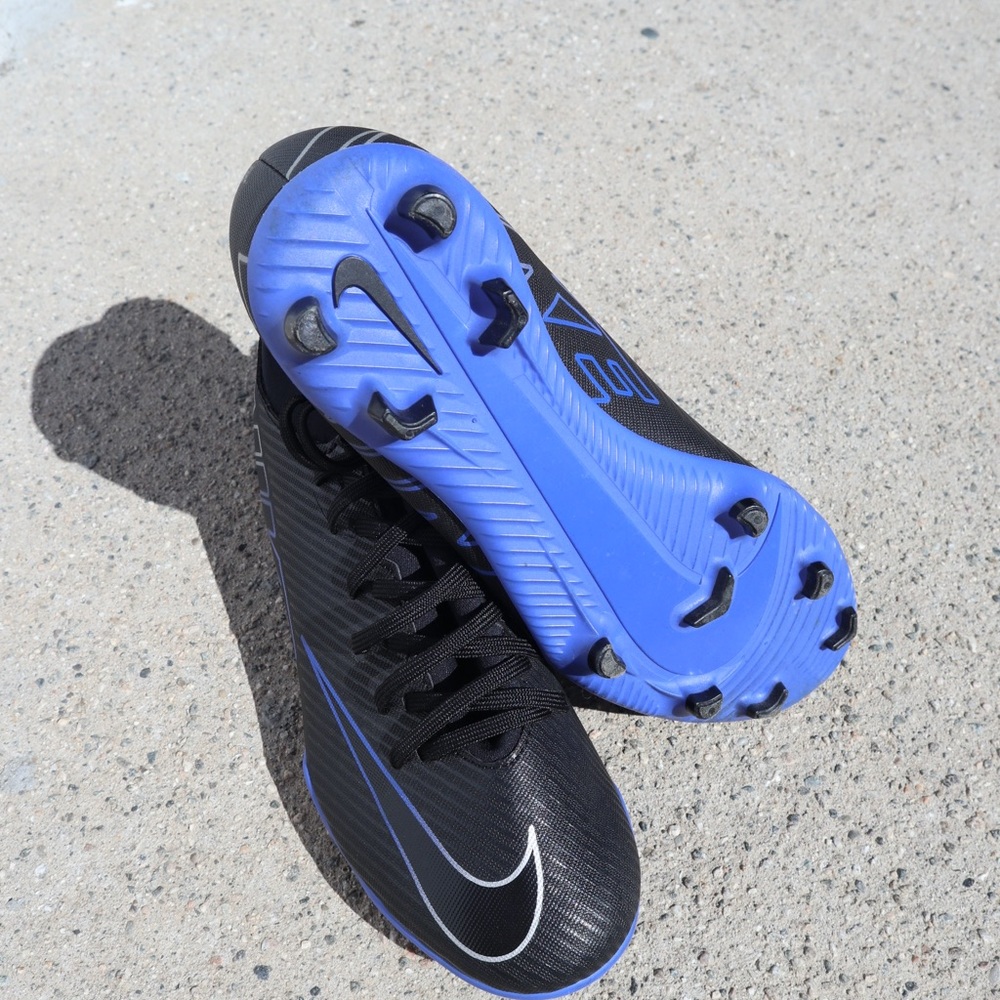 Youth Size 5.5Y Black Nike Jr. Mercurial Vapor 15 Academy FG Soccer Cleats